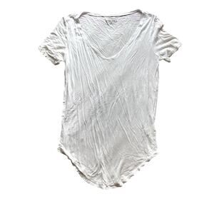 Women's white v-neck tee-shirt soft size medium